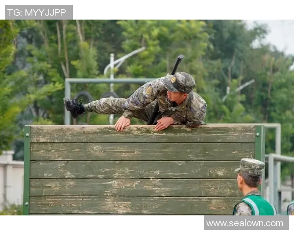 部队积极推广足球运动增强士兵体能与团队协作能力